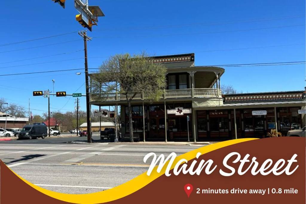 Pet Friendly! Hot Tub, 2mins From Main, Fire Pit Holiday home Fredericksburg