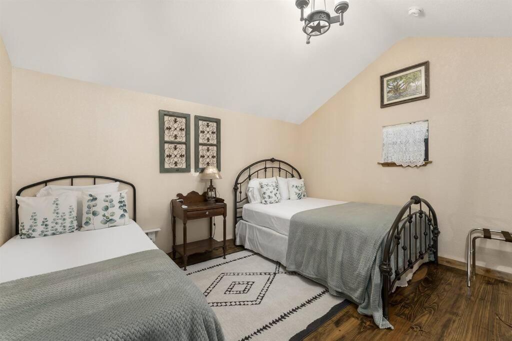 Pet Friendly! Hot Tub, 2mins From Main, Fire Pit