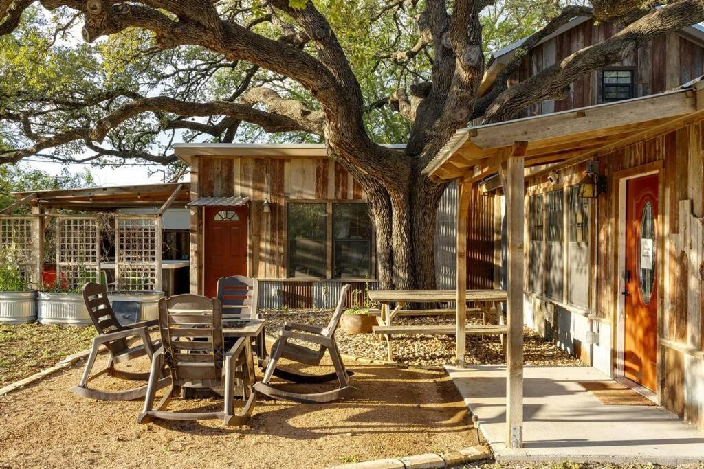 Pet Friendly! Hot Tub, 2mins From Main, Fire Pit *