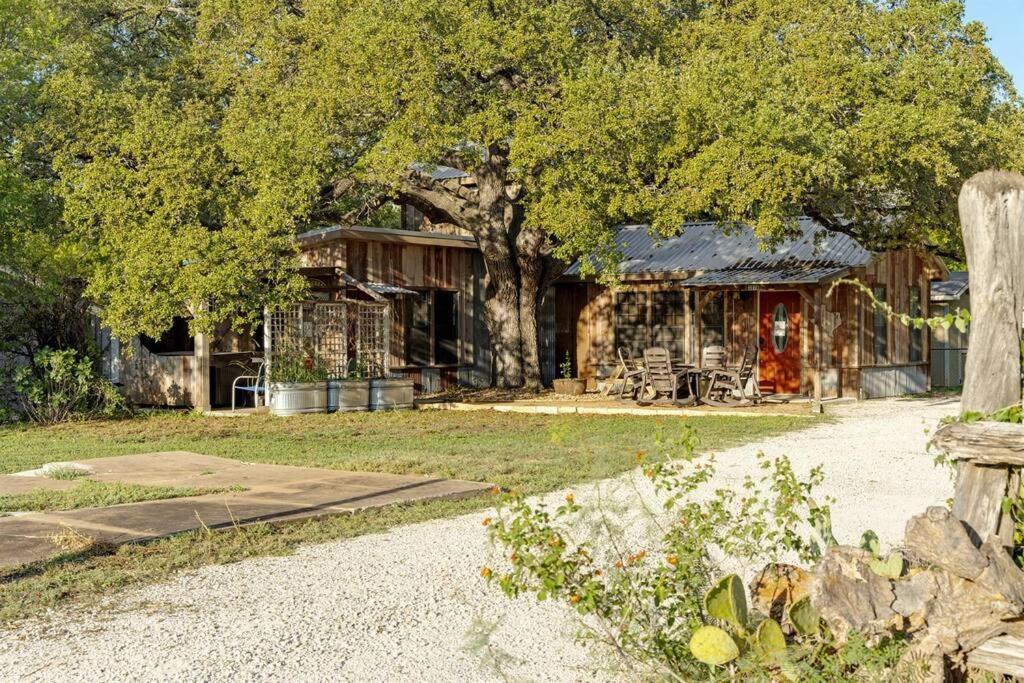Pet Friendly! Hot Tub, 2mins From Main, Fire Pit *