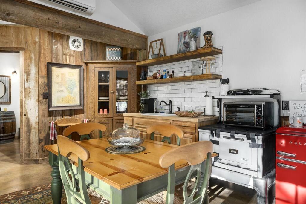 Pet Friendly! Hot Tub, 2mins From Main, Fire Pit Holiday home