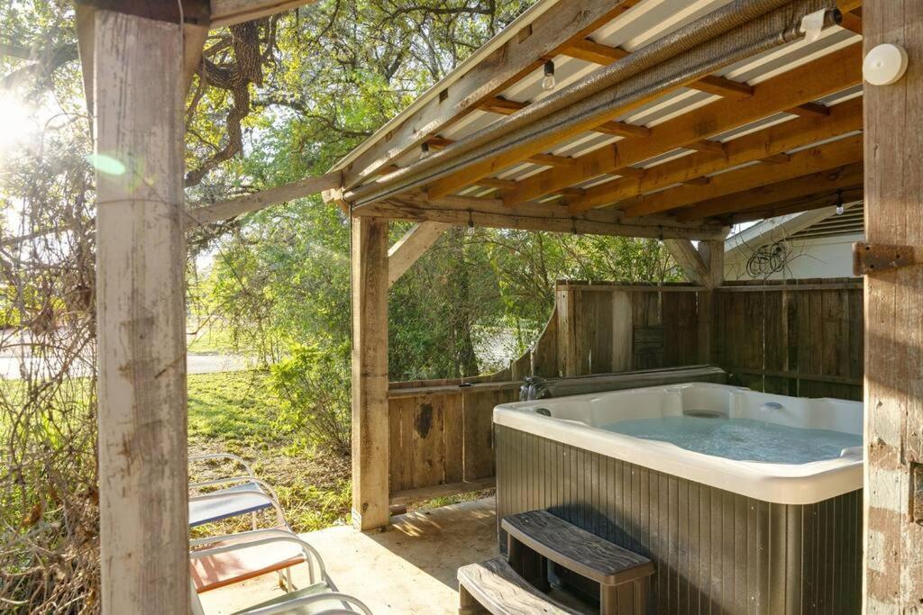 Pet Friendly! Hot Tub, 2mins From Main, Fire Pit Holiday home Fredericksburg