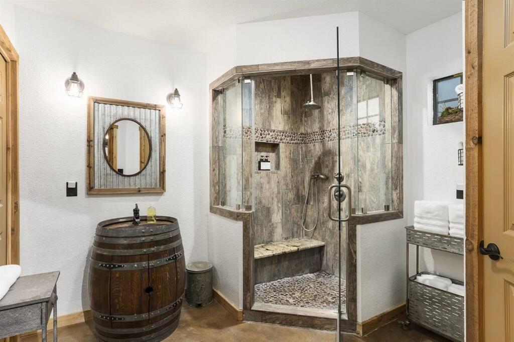 Holiday home Pet Friendly! Hot Tub, 2mins From Main, Fire Pit *