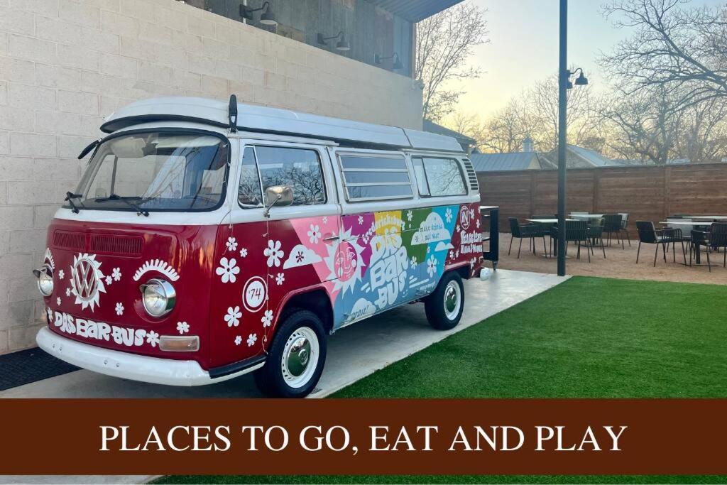 Pet Friendly! Hot Tub, 2mins From Main, Fire Pit Holiday home Fredericksburg