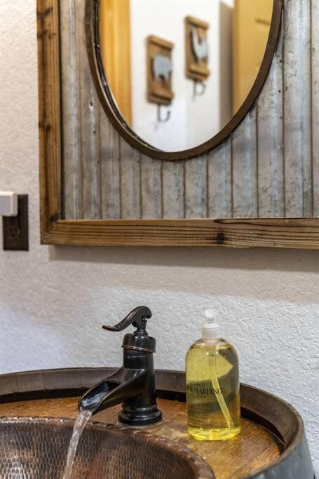 Holiday home Pet Friendly! Hot Tub, 2mins From Main, Fire Pit Fredericksburg