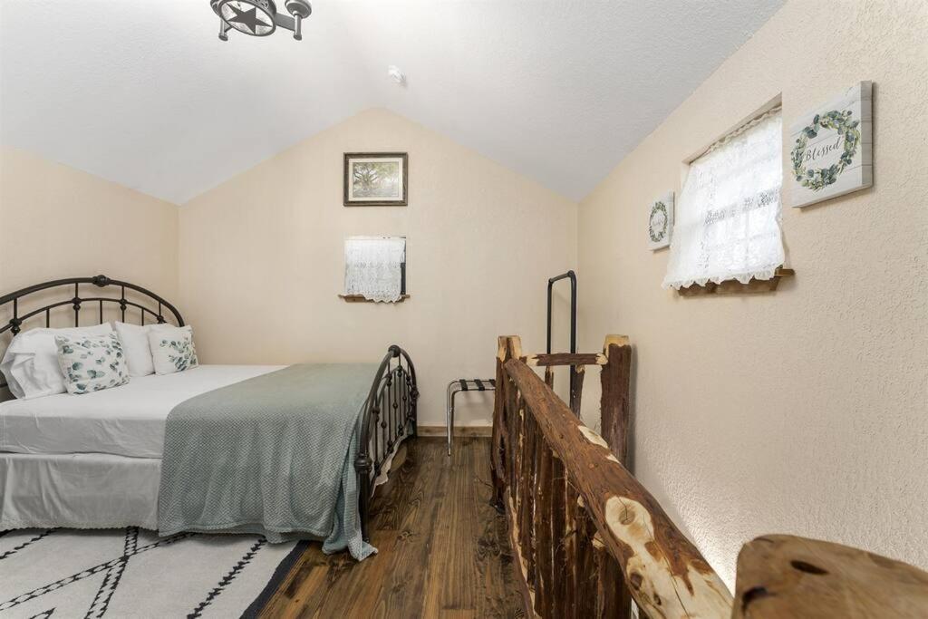Holiday home Pet Friendly! Hot Tub, 2mins From Main, Fire Pit Fredericksburg