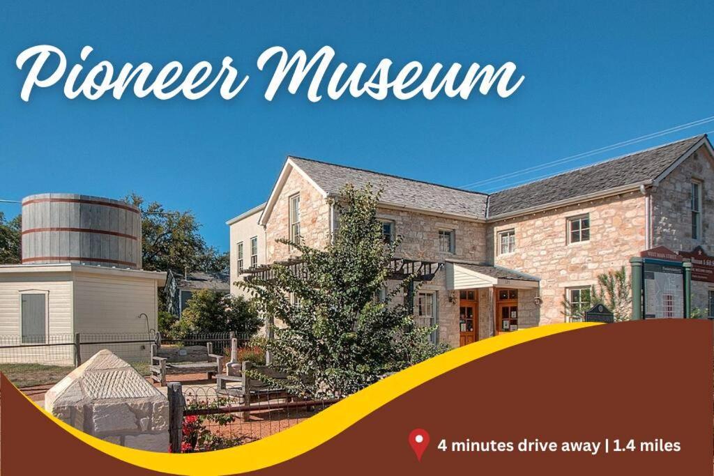 Pet Friendly! Hot Tub, 2mins From Main, Fire Pit * Fredericksburg