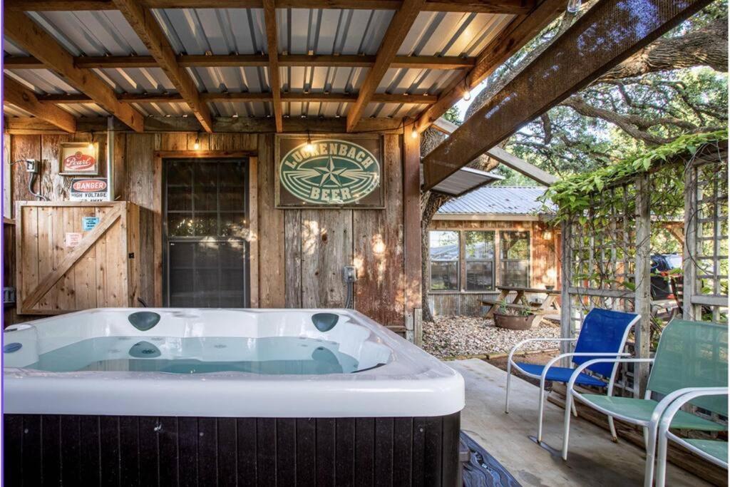 Holiday home Pet Friendly! Hot Tub, 2mins From Main, Fire Pit Fredericksburg