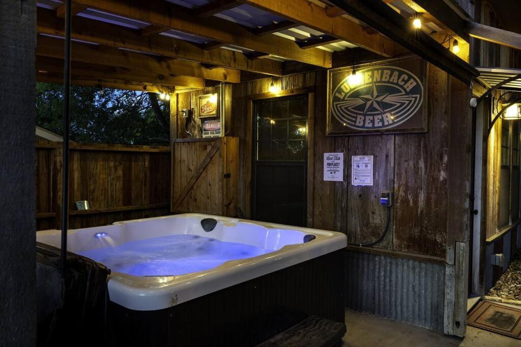 Pet Friendly! Hot Tub, 2mins From Main, Fire Pit * Fredericksburg