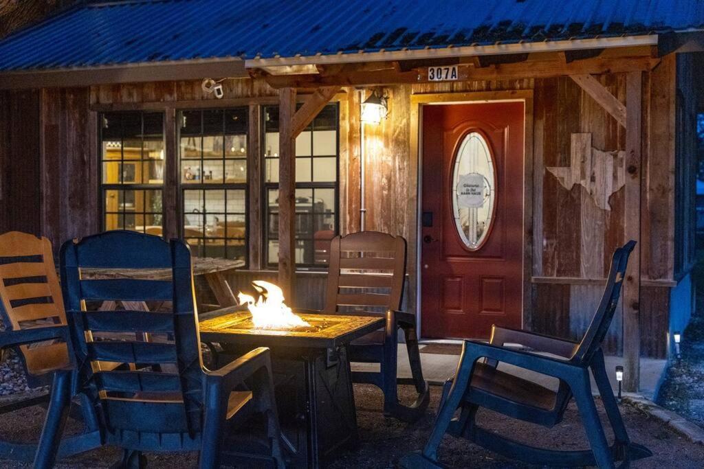Holiday home Pet Friendly! Hot Tub, 2mins From Main, Fire Pit Fredericksburg